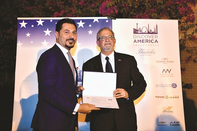 ميثم دبوس متسلما تكريم الخطوط القطرية ﻿