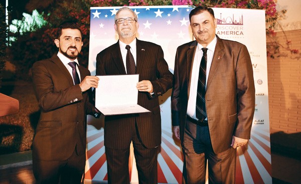 مدير إدارة التسويق والمبيعات الزميل فريد سلوم ومدير التحرير الزميل محمد بسام الحسيني يتسلمان تكريم «الأنباء» من السفير الأميركي         (فريال حماد)