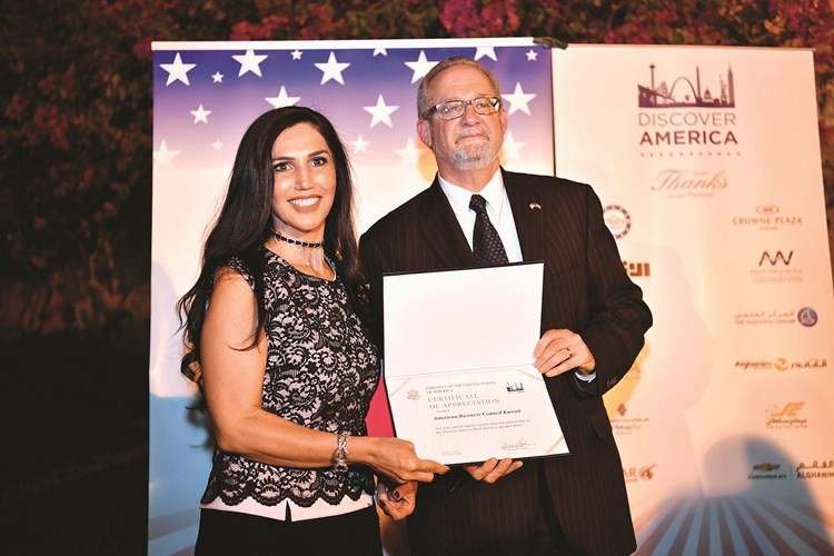 السفير الأميركي يسلم د.جولييت دينخا تكريم المجلس الأميركي للأعمال بالكويت ﻿