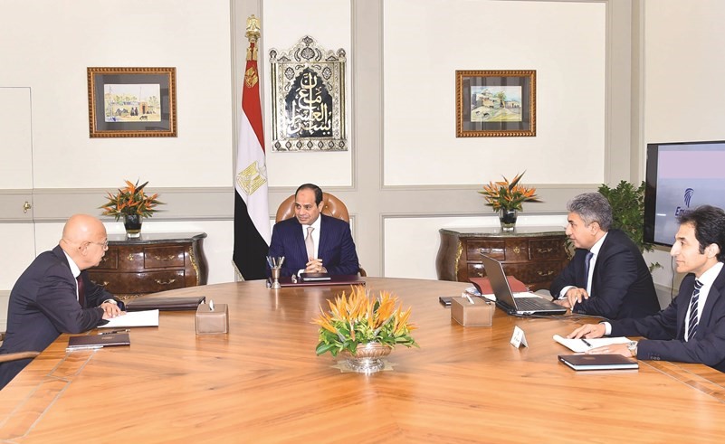 الرئيس عبدالفتاح السيسي مجتمعا برئيس الوزراء ووزير الطيران المدني﻿