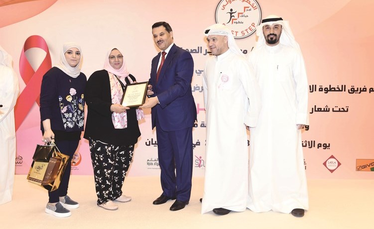 تكريم احدى الناجيات ﻿