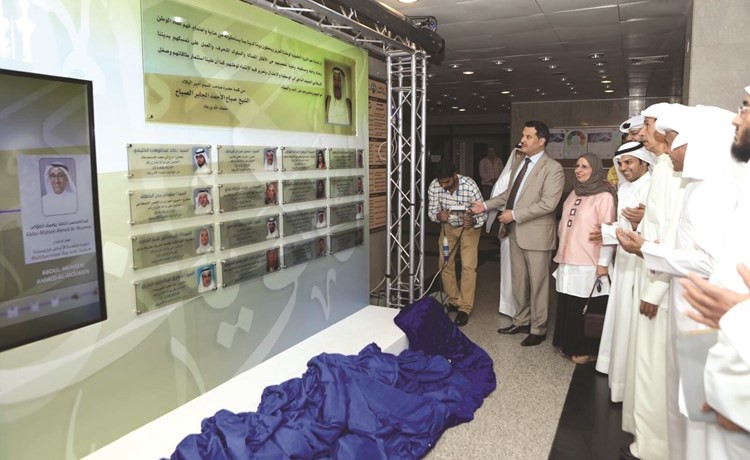 د.جمال الحربي يزيح الستار عن الجدارية﻿