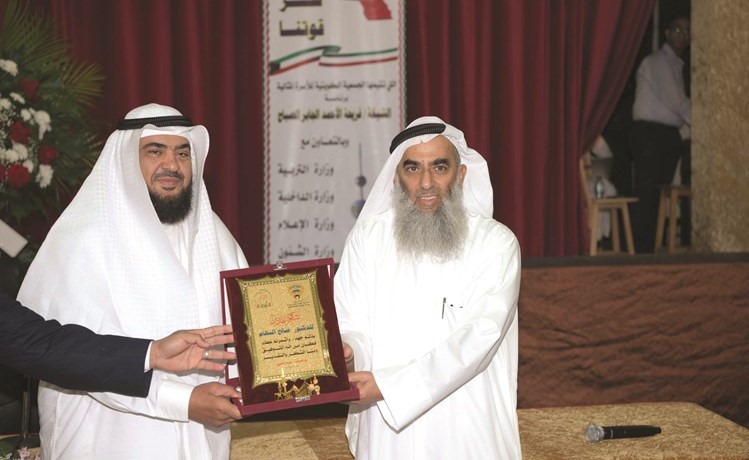 صالح النهام يكرم صباح الطيار	(محمد هنداوي)﻿
