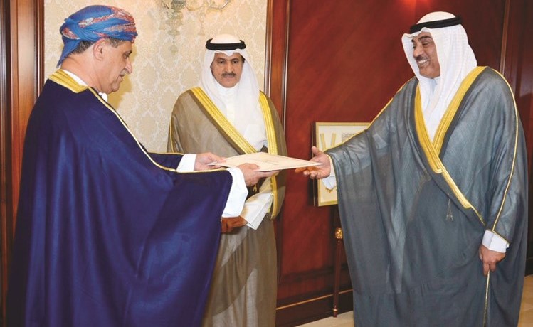 الشيخ صباح الخالد يتسلم نسخة من أوراق اعتماد سفير سلطنة عمان د. عدنان بن أحمد الأنصاري﻿