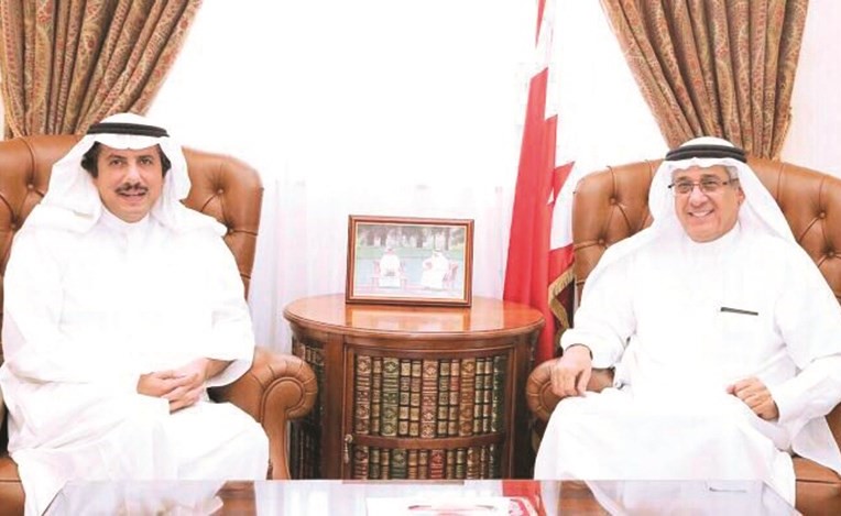 نبيل بن يعقوب الحمر مستشار ملك البحرين لشؤون الاعلام مستقبلا الشيخ عزام الصباح﻿