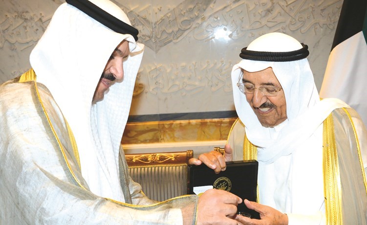 صاحب السمو الأمير يتسلم الإصدار التذكاري من د. محمد الهاشل﻿