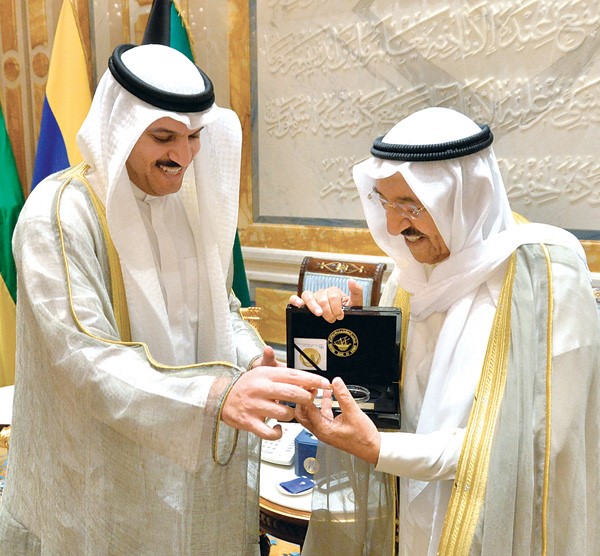 صاحب السمو الأمير الشيخ صباح الأحمد لدى تسلمه الإصدار التذكاري من د.محمد الهاشل