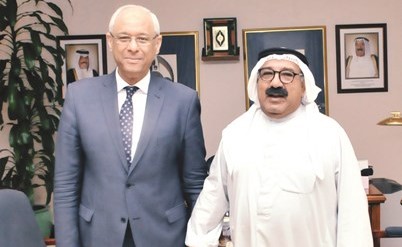 الشيخ ناصر صباح الأحمد مستقبلا السفير ياسر عاطف ﻿