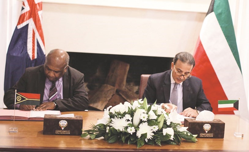 السفير نجيب البدر وسفير فانواتو كالوريس لدى توقيع الاتفاقيتين﻿
