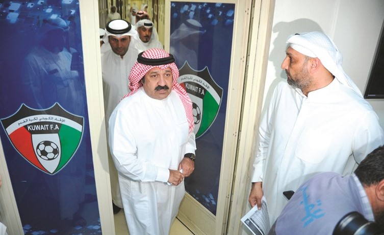 رئيس الاتحاد الشيخ احمد اليوسف يخرج ليدلي بتصريح للصحافيين﻿