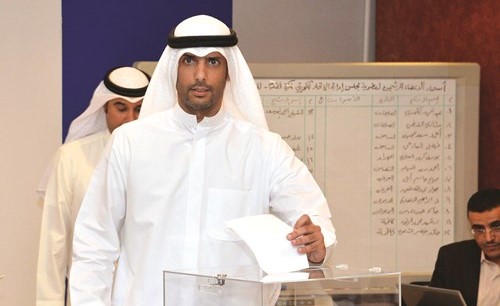 نائب رئيس نادي الكويت خالد الغانم يدلي بصوته في صندوق الاقتراع﻿
