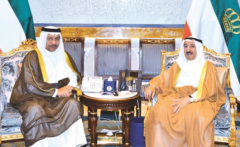 صاحب السمو الأمير الشيخ صباح الأحمد لدى استقباله سمو رئيس الوزراء الشيخ جابر المبارك أمس