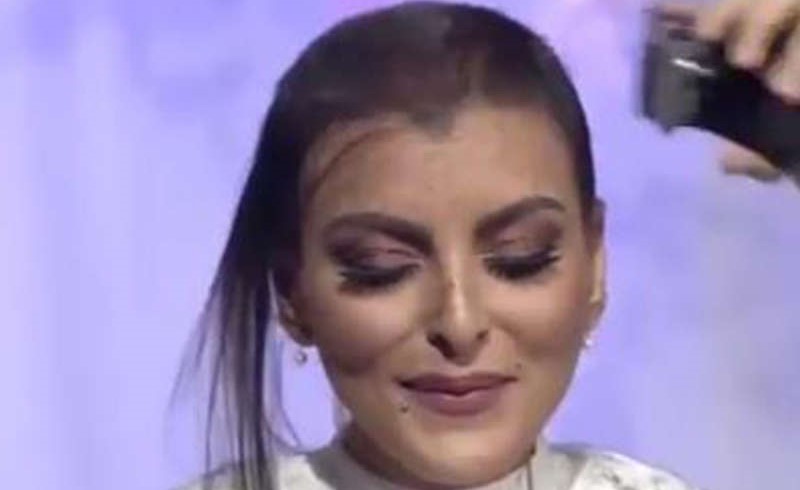 بالفيديو.. مذيعة سعودية تحلق شعرها على الهواء