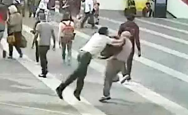 شاهد اعتداء وحشيا على مسن في محطة قطارات برمنغهام