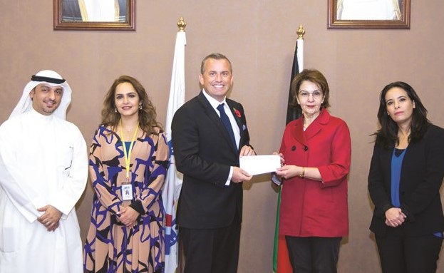 مها البرجس تتسلم مبلغ التبرع من ستيوارت لوكي بحضور لمى العثمان وسحر الذربان وعبد العزيز صادق﻿