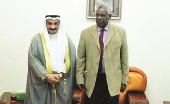 مشاري المرشاد خلال لقائه مع حاتم وسيلة في السودان ﻿