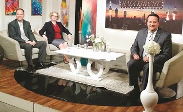 الملحق التجاري في السفارة الأميركية جيف هاملتون والملحقة الاعلامية هيذر وارد خلال اللقاء ﻿