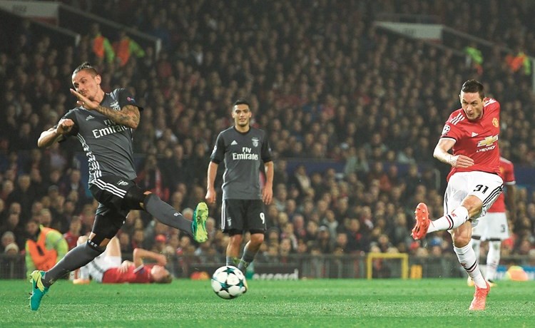 قذيفة لاعب اليونايتد ماتيتش	(أ.ف.پ)﻿