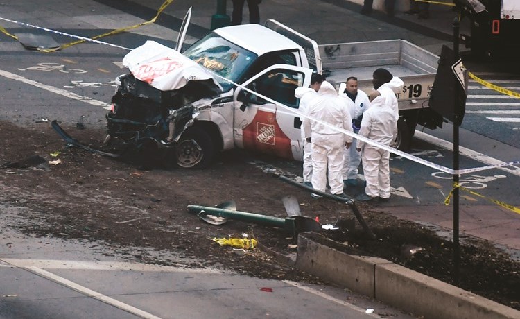 شاحنة المتهم عقب حادثة الدهس في مانهاتن امس الاول وفي الاطار صورة وزعتها السلطات الاميركية للأوزبكي المتهم سيف الله سايبوف	(أ.ف.پ)﻿