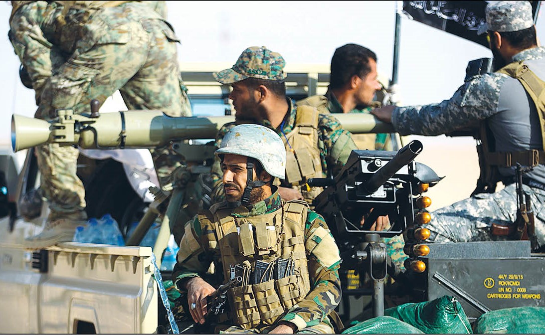 جانب من تقدم القوات العراقية مدعومة من عناصر«الحشد» باتجاه القائم أمس 			   (أ.ف.پ)