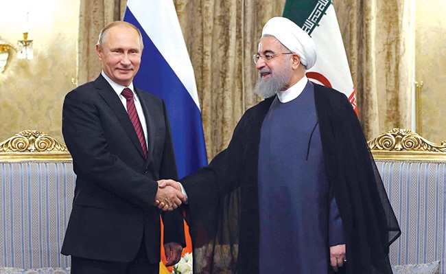 الرئيس الايراني حسن روحاني مستقبلا الرئيس الروسي فلاديمير بوتين في طهران امس 				    (أ.پ)