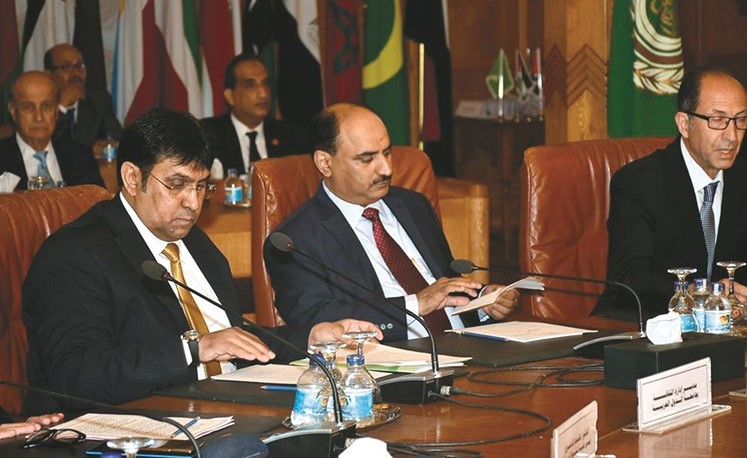 د.محمد الهاجري خلال الاجتماع﻿