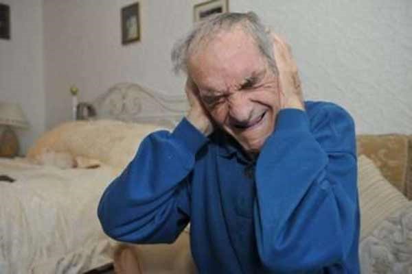 بالصور.. عجوز بريطاني يحلم بلقاء الملكة إليزابيث