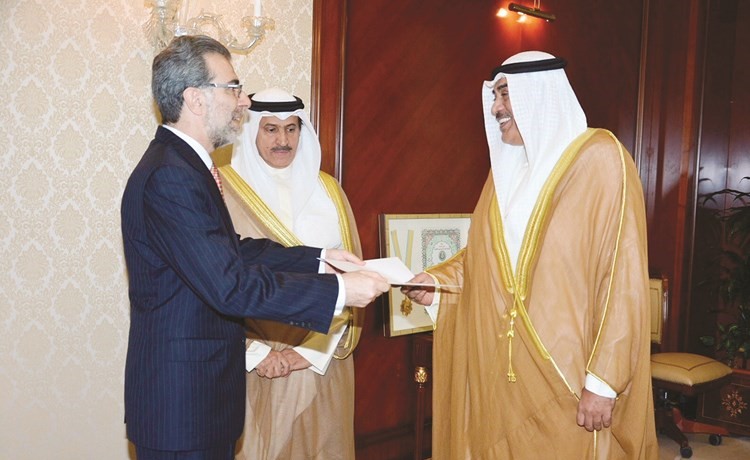 الشيخ صباح الخالد يتسلم نسخة من أوراق اعتماد سفير بيرو ﻿