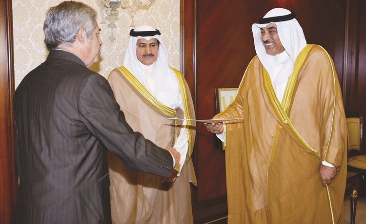 الشيخ صباح الخالد يتسلم نسخة من أوراق اعتماد سفير كوبا ﻿