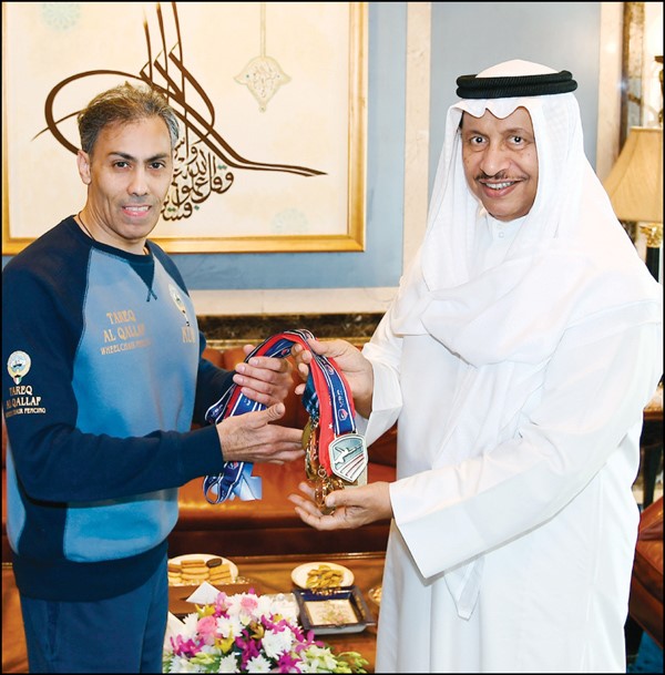 سمو الشيخ جابر المبارك لدى استقباله البطل طارق القلاف