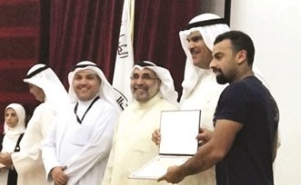 الشيخ سلمان الحمود مكرما احد العاملين﻿