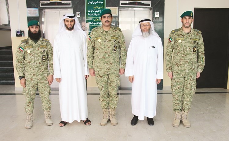 د.جدعان فاضل جدعان ود.عبدالسلام الفيلكاوي وعلي العتيبي في جانب من اللقاء﻿