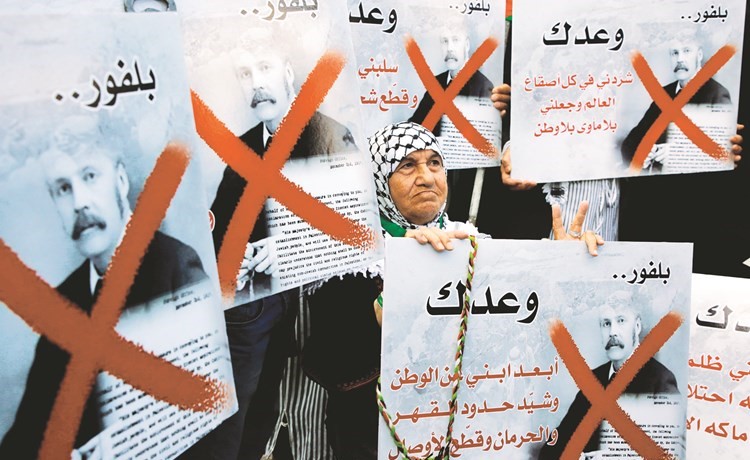 فلسطينيون يتظاهرون حاملين صورا مشطوبة لوزير الخارجية البريطاني ارثر بلفور في الذكرى المئوية لوعده المشؤوم لليهود	(ا.ف.پ)﻿