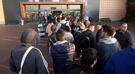 بالصور..طوابير طويلة أمام متاجر آبل في عدد من دول العالم لشراء "آي فوس إكس"