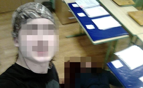 شاب يقتل أستاذه ويأخذ سيلفي مع جثته وينتحر