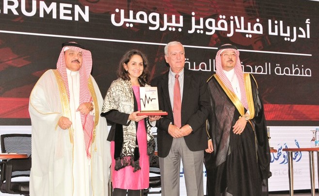 درع المؤتمر لمنظمة الصحة العالمية تتسلمها السيدة ادريانا فيلازقويز بيرومين﻿