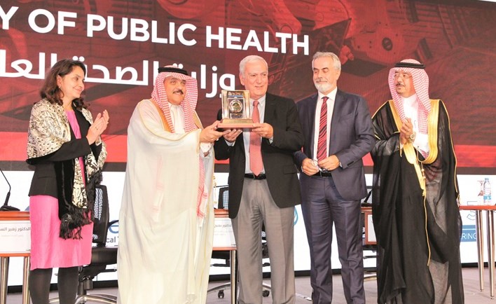 تقديم درع المؤتمر لممثل وزير الصحة د.بهيج عربيد﻿