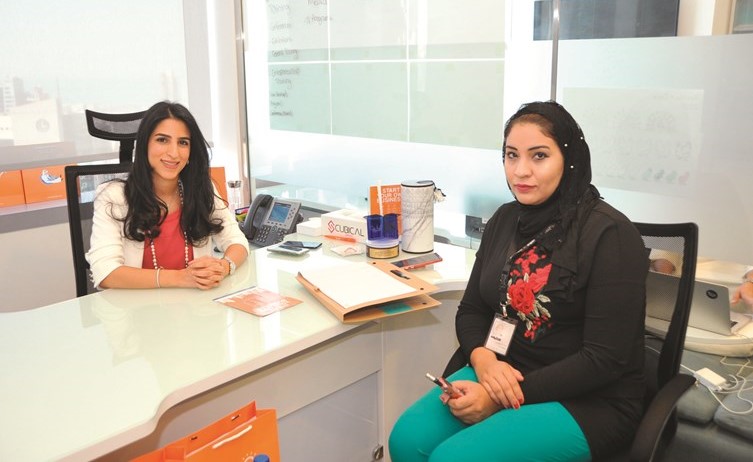 مريم الريس متحدثة إلى الزميلة آلاء خليفة 	(عادل سلامة)﻿