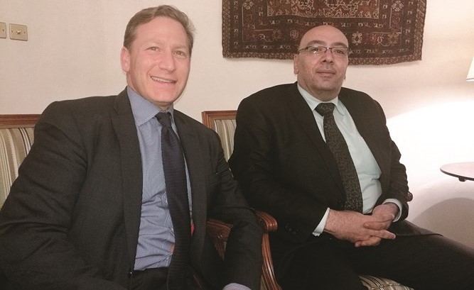 المتحدث باسم الحكومة البريطانية في الشرق الأوسط وشمال أفريقيا إدوين سموأل مع الزميل أسامة دياب﻿