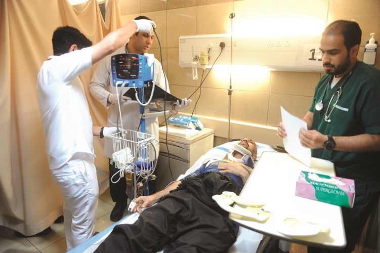 تقديم العلاج لأحد المصابين في مستشفى الفروانية﻿