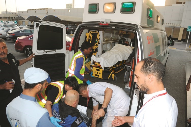 جانب من نقل المصابين إلى مستشفيي الفروانية والرازي 	(هاني الشمري)﻿