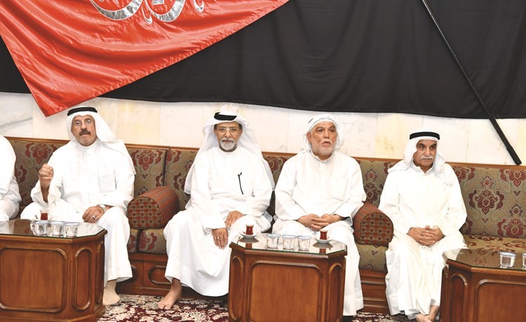 ياسين البلوشي مع عدد من الحضور في حسينية البلوش﻿