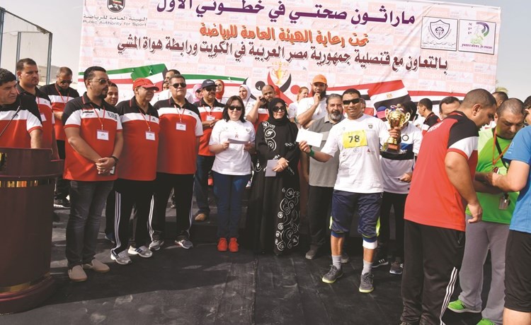 الزميل ممدوح سريع يتسلم جائزته لفوزه بالمركز الثالث﻿