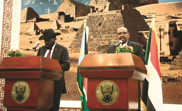 رئيسا السودان عمر البشير وجنوب السودان سلفا كير خلال مؤتمرهما الصحافي بالخرطوم امس الاول(أ.ف.پ)﻿