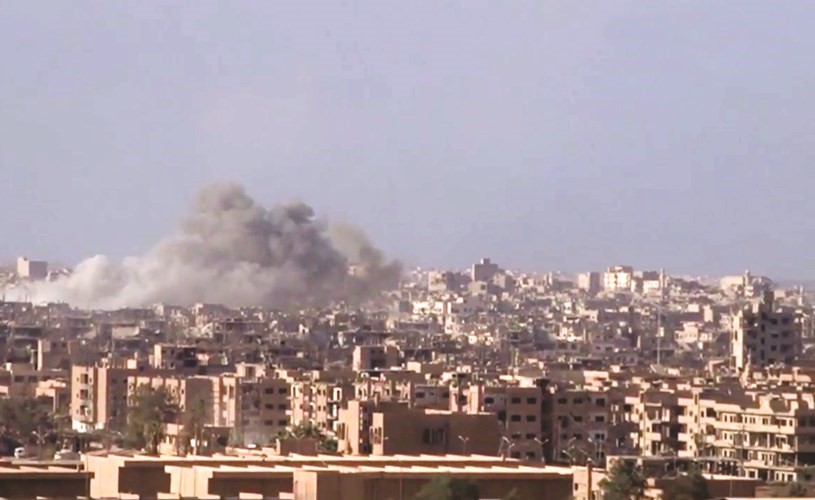 صورة مأخوذة من فيديو لوكالة الأنباء السورية الرسمية (سانا) يظهر الدخان والحطام بعد قصف الجيش السوري لدير الزور خلال المعركة ضد داعش	(أ.پ)﻿