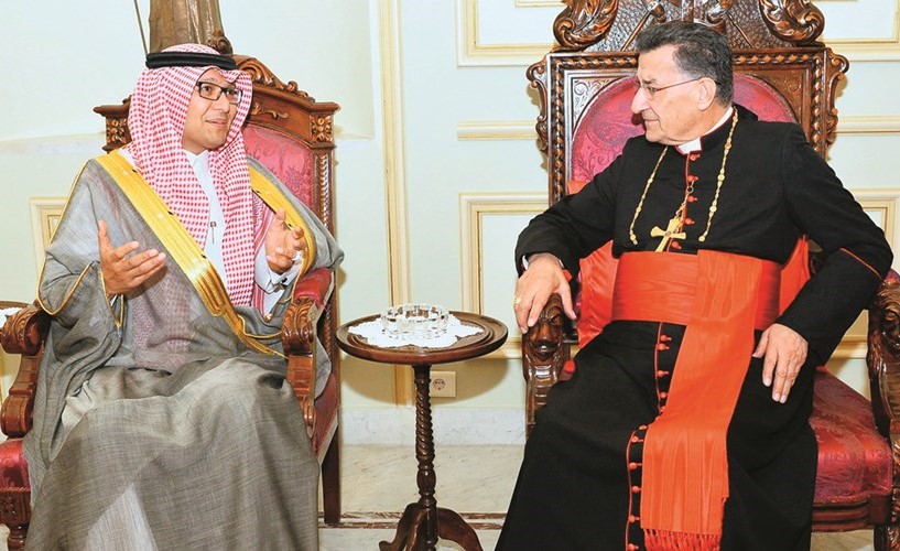 البطريرك الراعي مستقبلا القائم بأعمال السفارة السعودية في لبنان وليد بخاري في بكركي موجها له دعوة لزيارة المملكة العربية السعودية	(محمود الطويل)﻿