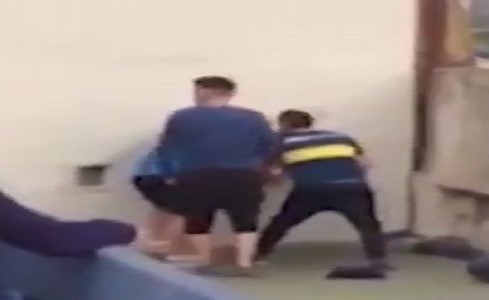 بالفيديو.. إنقاذ مشجع متهور من ثقب