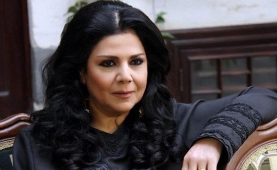 صور عائلة "أم عصام" نجمة باب الحارة.. إبن وسيم وإبنة معتزلة!