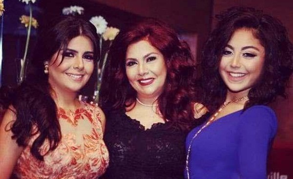 صور عائلة "أم عصام" نجمة باب الحارة.. إبن وسيم وإبنة معتزلة!