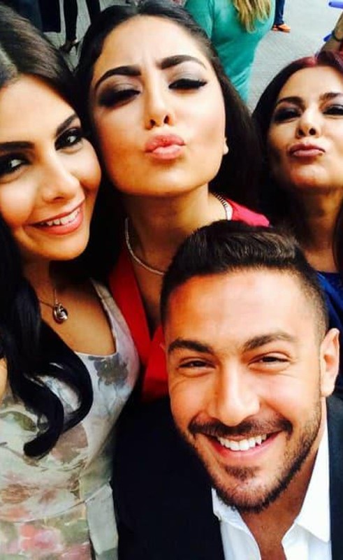 صور عائلة "أم عصام" نجمة باب الحارة.. إبن وسيم وإبنة معتزلة!